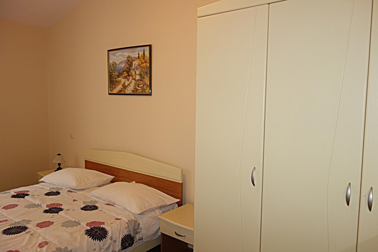 Hotel Park Дрниш Екстер'єр фото