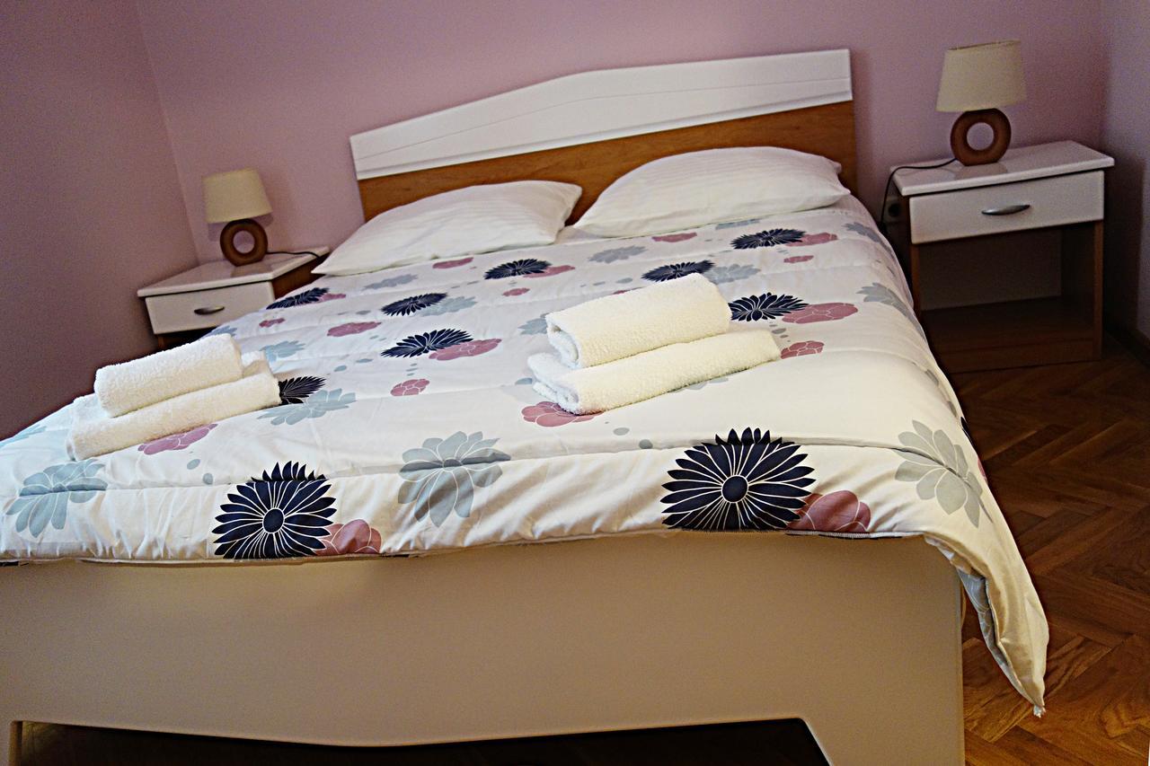 Hotel Park Дрниш Екстер'єр фото