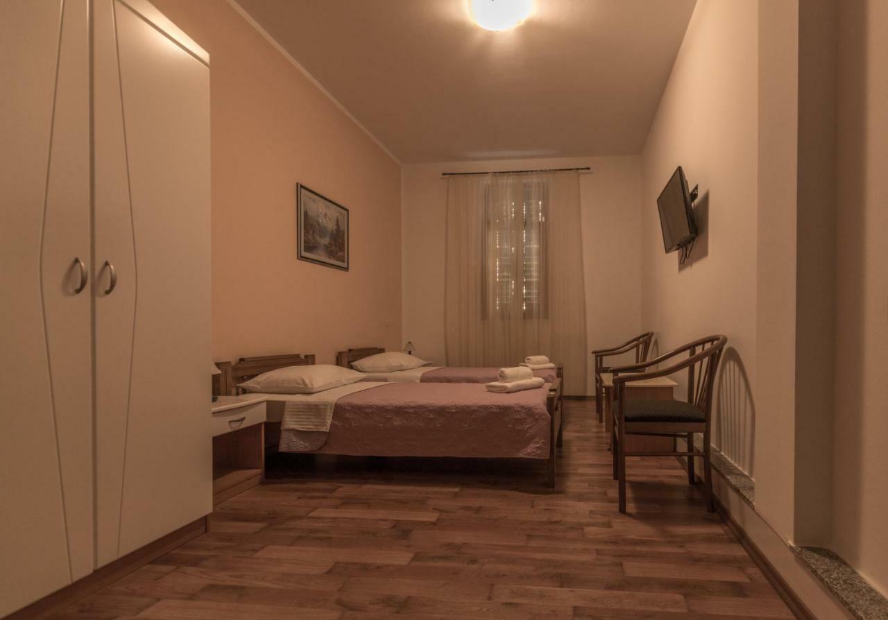 Hotel Park Дрниш Екстер'єр фото
