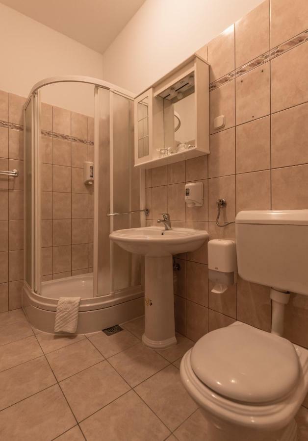 Hotel Park Дрниш Екстер'єр фото